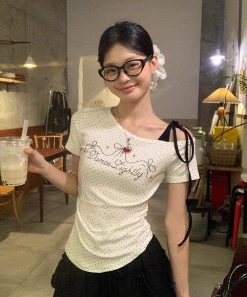 Ritzy(リッツィー)の「トッド柄 ワンショルダー半袖Tシャツ(Tシャツ/カットソー・レディース・ホワイト・M/L)」の7枚目の写真
