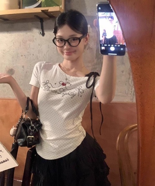Ritzy(リッツィー)の「トッド柄 ワンショルダー半袖Tシャツ(Tシャツ/カットソー・レディース・ホワイト・M/L)」の5枚目の写真