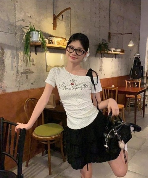 Ritzy(リッツィー)の「トッド柄 ワンショルダー半袖Tシャツ(Tシャツ/カットソー・レディース・ホワイト・M/L)」の4枚目の写真