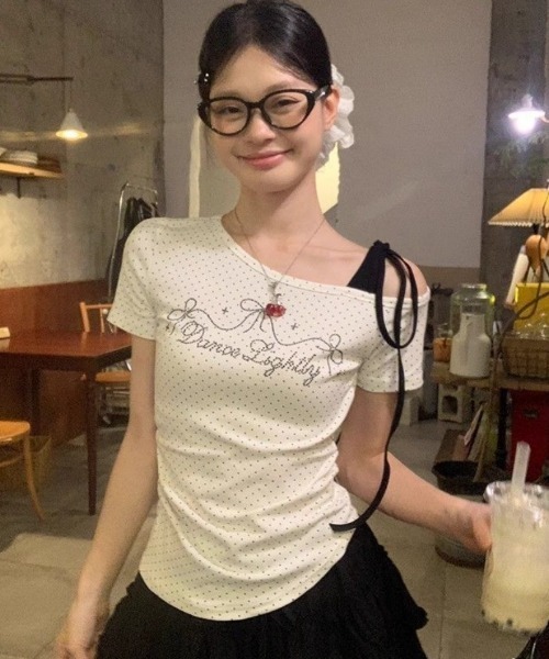 Ritzy(リッツィー)の「トッド柄 ワンショルダー半袖Tシャツ(Tシャツ/カットソー・レディース・ホワイト・M/L)」の3枚目の写真