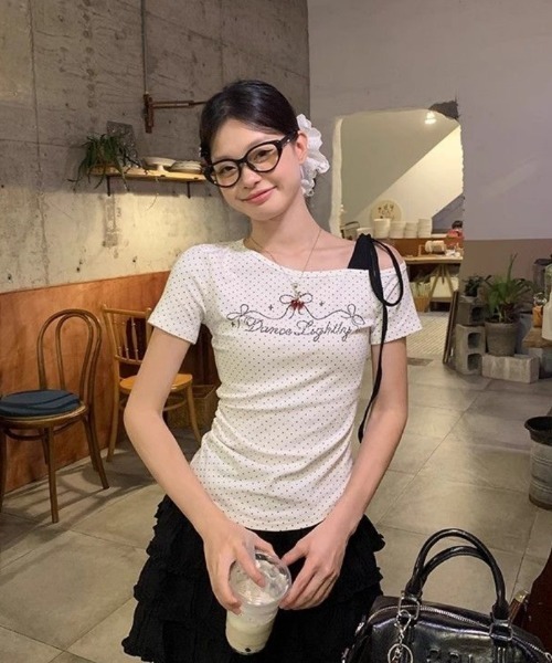 Ritzy(リッツィー)の「トッド柄 ワンショルダー半袖Tシャツ(Tシャツ/カットソー・レディース・ホワイト・M/L)」の15枚目の写真