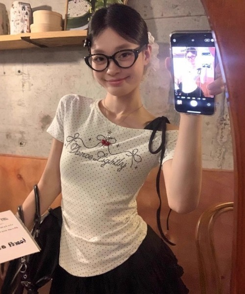 Ritzy(リッツィー)の「トッド柄 ワンショルダー半袖Tシャツ(Tシャツ/カットソー・レディース・ホワイト・M/L)」の14枚目の写真