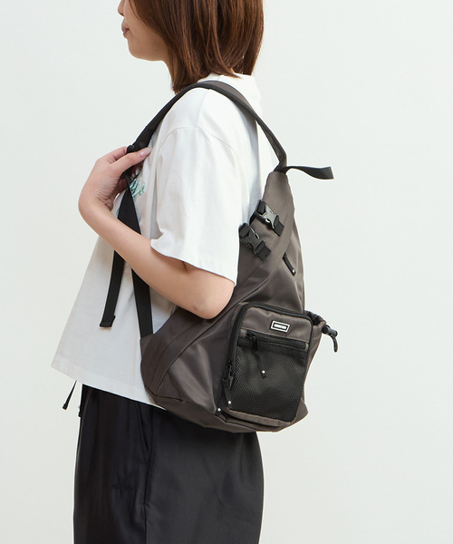 CONVERSE TOKYO(コンバーストウキョウ)の「NYLON ONE-SHOULDER BAG(ボディバッグ/ウエストポーチ・レディース・グレー/ブラック・FREE)」の13枚目の写真