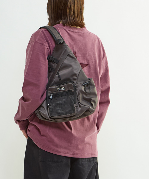 CONVERSE TOKYO(コンバーストウキョウ)の「NYLON ONE-SHOULDER BAG(ボディバッグ/ウエストポーチ・レディース・グレー/ブラック・FREE)」の14枚目の写真