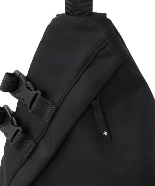 CONVERSE TOKYO(コンバーストウキョウ)の「NYLON ONE-SHOULDER BAG(ボディバッグ/ウエストポーチ・レディース・グレー/ブラック・FREE)」の4枚目の写真