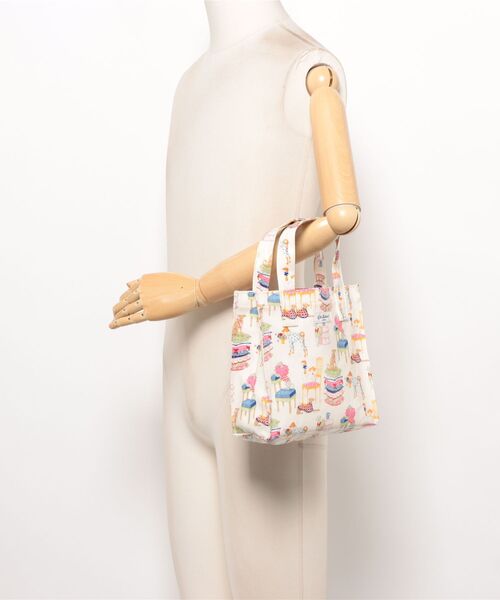 Cath Kidston（キャスキッドソン）の「スモール ブックバッグ Hackney Dogs（ハンドバッグ・レディース・ピンク・FREE）」の2枚目の写真