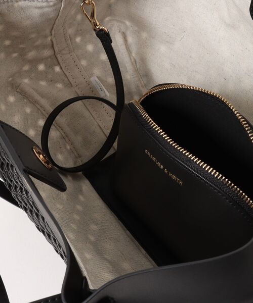 CHARLES & KEITH（チャールズ & キース）の「Calla カルラ ウーブン トートバッグ（トートバッグ・レディース・チョコ/ブラック・L）」の8枚目の写真