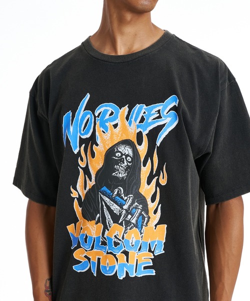 VOLCOM(ボルコム)の「VOLCOM BURNING SKULL TEE(Tシャツ/カットソー・メンズ・ブラック/スモーキーグリーン系・M/L)」の8枚目の写真
