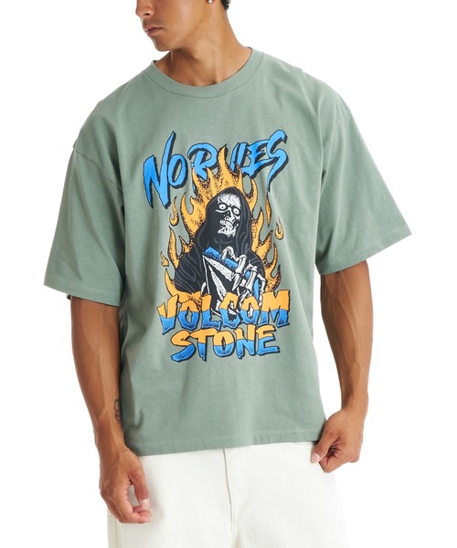 VOLCOM(ボルコム)の「VOLCOM BURNING SKULL TEE(Tシャツ/カットソー・メンズ・ブラック/スモーキーグリーン系・M/L)」の5枚目の写真