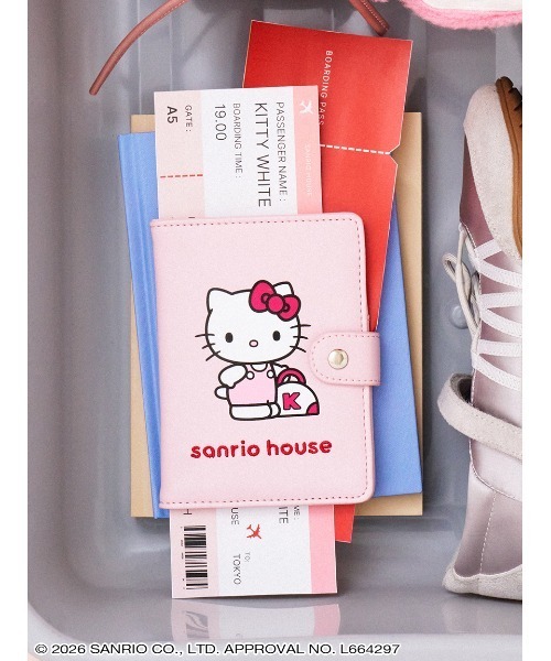 sanrio house(サンリオハウス)の「ハローキティ パスポートケース(トラベルグッズ・レディース・ピンク/ネイビー・F)」の1枚目の写真