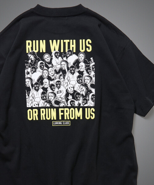 LURKING CLASS（ラーキングクラス）の「限定展開 LURKING CLASS×FREAK'S STORE ラーキングクラス 別注 ヴィンテージ加工 プリント Tシャツ RUN WITH US（Tシャツ/カットソー・メンズ・ホワイト/ブラック・MEDIUM/LARGE/X-LARGE）」の2枚目の写真