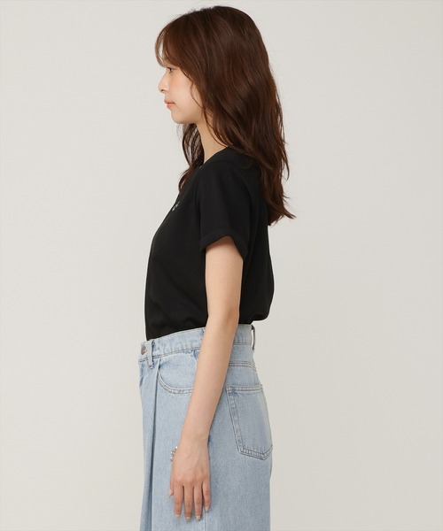 AND COUTURE(アンドクチュール)の「ワンポイント刺繍Tシャツ(Tシャツ/カットソー・レディース・ブラック/オフホワイト/グリーン・FREE)」の12枚目の写真