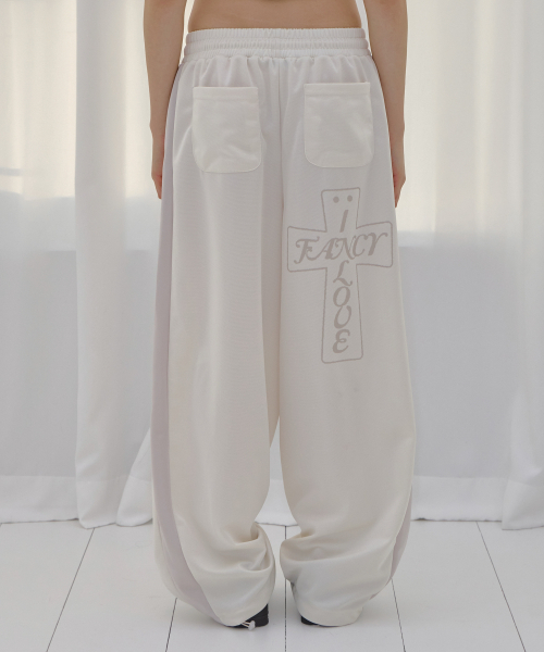 FANCY CLUB(ファンシークラブ)の「プロスグロシートラックパンツ (アイボリー) F26QD162(スウェットパンツ・レディース・その他・ONE)」の1枚目の写真