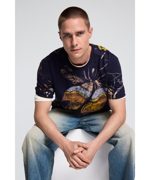 Desigual(デシグアル)の「バタフライ バロック グラフィック Tシャツ【2026秋冬新作】(Tシャツ/カットソー・メンズ・ブルー・XS/S/M/XL)」の4枚目の写真