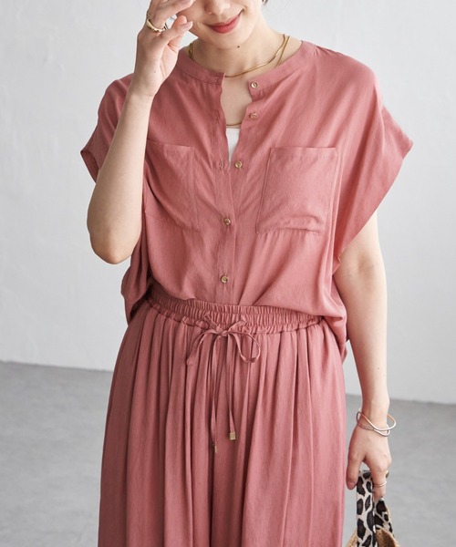 ikka(イッカ)の「【セットアップ対応】冷感ボイルタックドルマンブラウス(シャツ/ブラウス・レディース・ネイビー/グレイッシュベージュ/コーラルピンク・L/M/S)」の1枚目の写真