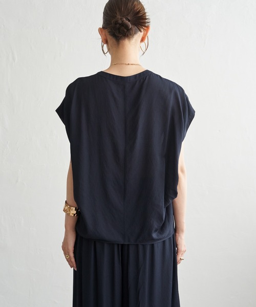 ikka(イッカ)の「【セットアップ対応】冷感ボイルタックドルマンブラウス(シャツ/ブラウス・レディース・ネイビー/グレイッシュベージュ/コーラルピンク・L/M/S)」の11枚目の写真