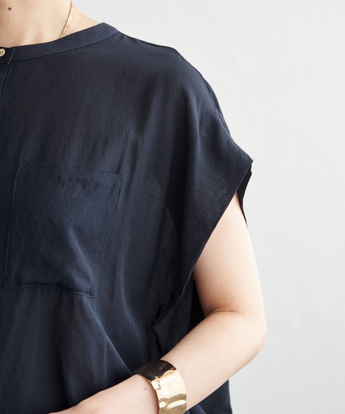 ikka(イッカ)の「【セットアップ対応】冷感ボイルタックドルマンブラウス(シャツ/ブラウス・レディース・ネイビー/グレイッシュベージュ/コーラルピンク・L/M/S)」の14枚目の写真