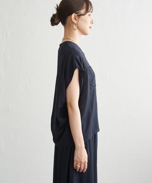 ikka(イッカ)の「【セットアップ対応】冷感ボイルタックドルマンブラウス(シャツ/ブラウス・レディース・ネイビー/グレイッシュベージュ/コーラルピンク・L/M/S)」の10枚目の写真
