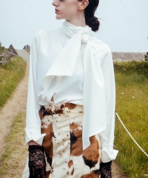 sahara(サハラ)の「【26AW PRE ORDER】Scarf Tie Blouse(シャツ/ブラウス・レディース・ブラック/ホワイト・FREE)」の2枚目の写真