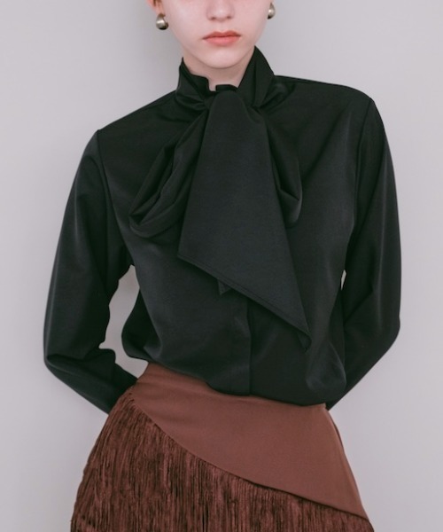 sahara(サハラ)の「【26AW PRE ORDER】Scarf Tie Blouse(シャツ/ブラウス・レディース・ブラック/ホワイト・FREE)」の1枚目の写真