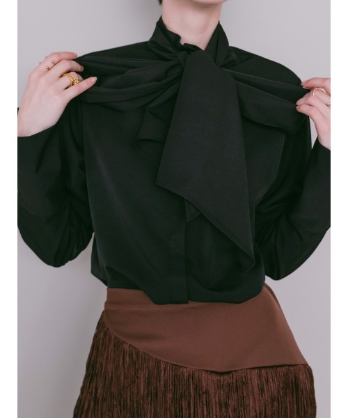 sahara(サハラ)の「【26AW PRE ORDER】Scarf Tie Blouse(シャツ/ブラウス・レディース・ブラック/ホワイト・FREE)」の4枚目の写真