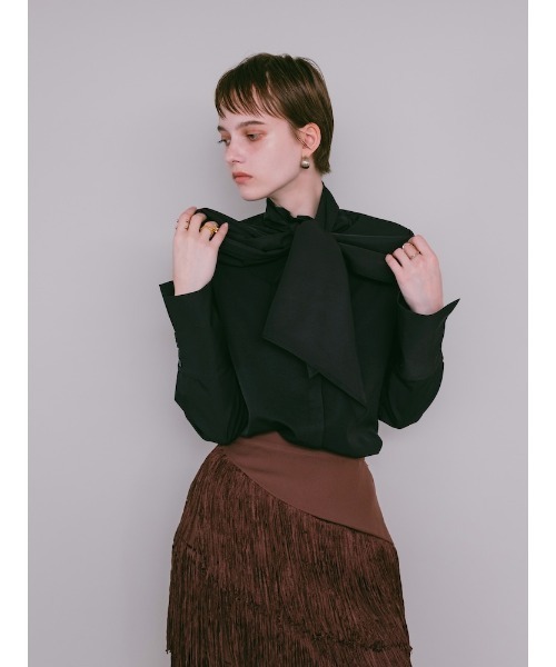 sahara(サハラ)の「【26AW PRE ORDER】Scarf Tie Blouse(シャツ/ブラウス・レディース・ブラック/ホワイト・FREE)」の5枚目の写真