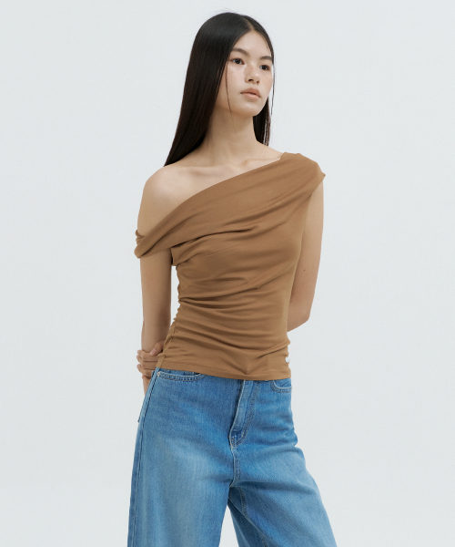 LUCIR ZU(ルシールズ)の「Convertible Drape Off-Shoulder Top (brown)(Tシャツ/カットソー・レディース・その他・FREE)」の3枚目の写真