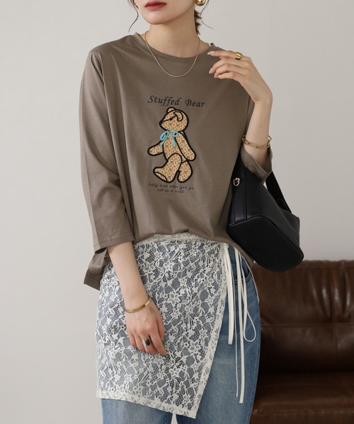 BRODIAEA(ブローディア)の「BRODIAEA テディベアプリント7分袖Tシャツ(Tシャツ/カットソー・レディース・ワインレッド/ダークグリーン/ブラック/グレイッシュベージュ・40)」の1枚目の写真