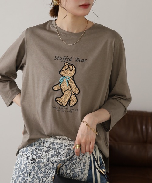 BRODIAEA(ブローディア)の「BRODIAEA テディベアプリント7分袖Tシャツ(Tシャツ/カットソー・レディース・ワインレッド/ダークグリーン/ブラック/グレイッシュベージュ・40)」の12枚目の写真