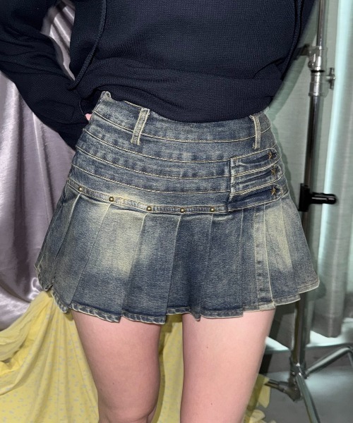 SHAGGIE(シャギー)の「スタッズ付きデニムプリーツミニスカート(デニムスカート・レディース・ブラック/ブルー・SMALL/MEDIUM)」の1枚目の写真
