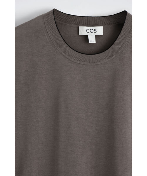 COS(コス)の「コントラストトリム入り シルクコットン Tシャツ(Tシャツ/カットソー・メンズ・ブラウン系その他・L/XL/S/M)」の6枚目の写真