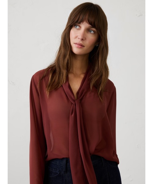 BANANA REPUBLIC FACTORY STORE(バナナリパブリック ファクトリーストア)の「BANANA REPUBLIC FACTORY STORE シアースカーフネックブラウス(シャツ/ブラウス・レディース・ブラック/ホワイト/レッド系その他・M/S/L/XS)」の3枚目の写真