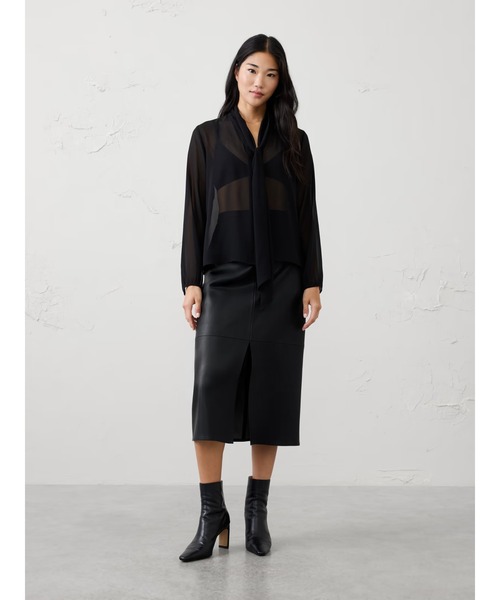 BANANA REPUBLIC FACTORY STORE(バナナリパブリック ファクトリーストア)の「BANANA REPUBLIC FACTORY STORE シアースカーフネックブラウス(シャツ/ブラウス・レディース・ブラック/ホワイト/レッド系その他・M/S/L/XS)」の2枚目の写真