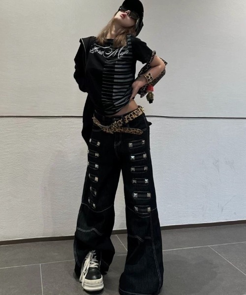 Sibra（シブラ）の「Y2Kスタッズデザインワイドデニムパンツ／ルーズシルエット ロングパンツ ハイストリート 韓国ファッション ストリート カジュアル（デニムパンツ・レディース・ブラック・M/S/L）」の2枚目の写真