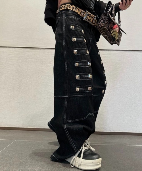 Sibra（シブラ）の「Y2Kスタッズデザインワイドデニムパンツ／ルーズシルエット ロングパンツ ハイストリート 韓国ファッション ストリート カジュアル（デニムパンツ・レディース・ブラック・M/S/L）」の4枚目の写真