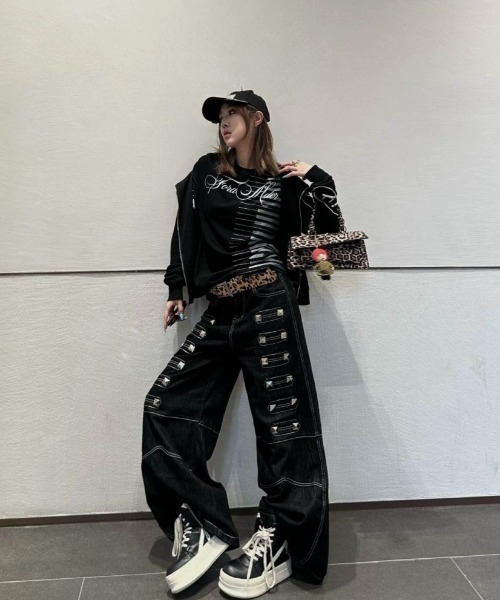 Sibra（シブラ）の「Y2Kスタッズデザインワイドデニムパンツ／ルーズシルエット ロングパンツ ハイストリート 韓国ファッション ストリート カジュアル（デニムパンツ・レディース・ブラック・M/S/L）」の5枚目の写真