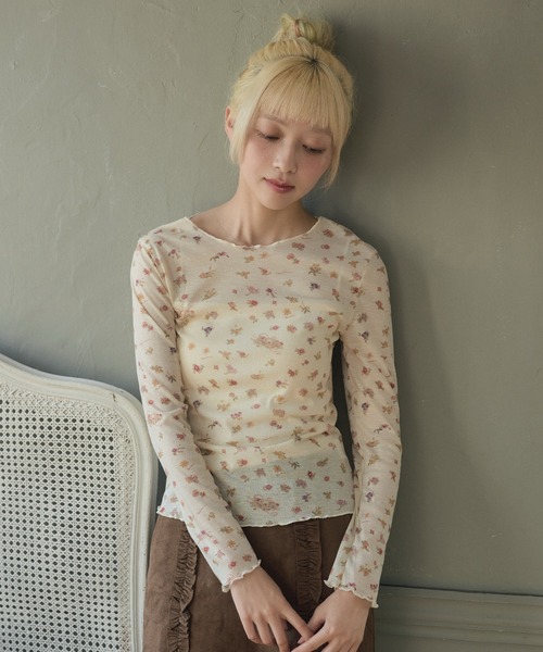 LiLIN（リリン）の「小花柄メローカットソー / flower mellow top（Tシャツ/カットソー・レディース・アイボリー/グレー・FREE）」の2枚目の写真