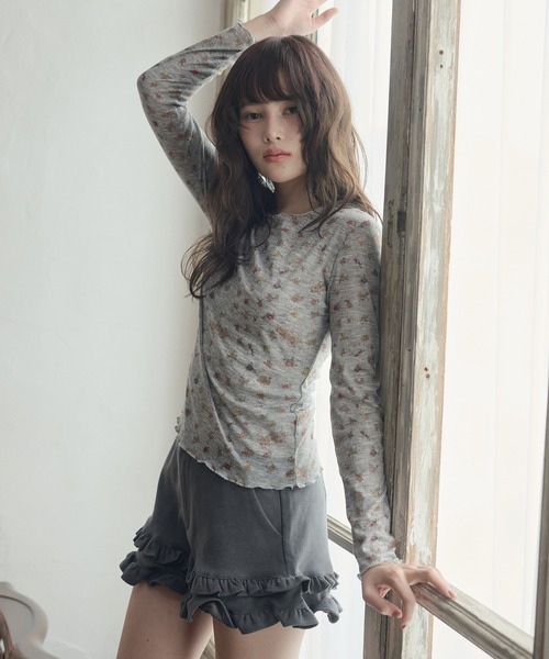LiLIN（リリン）の「小花柄メローカットソー / flower mellow top（Tシャツ/カットソー・レディース・アイボリー/グレー・FREE）」の4枚目の写真