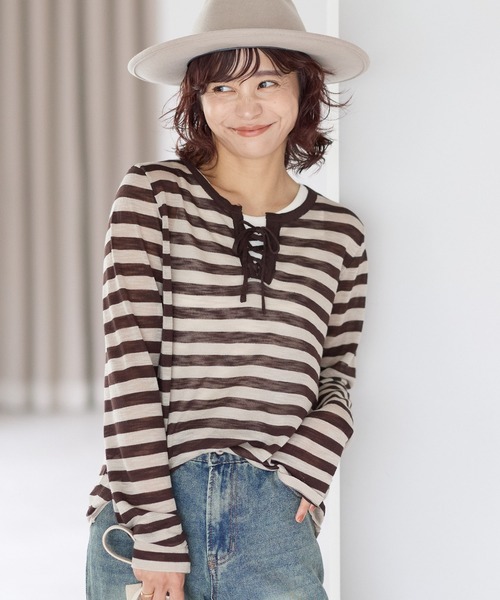 gossara（ゴサラ）の「【gossara いつものボーダーを新鮮に】レースアップシアーニットプルオーバー（Tシャツ/カットソー・レディース・グレー/ブラウン系その他・FREE）」の3枚目の写真