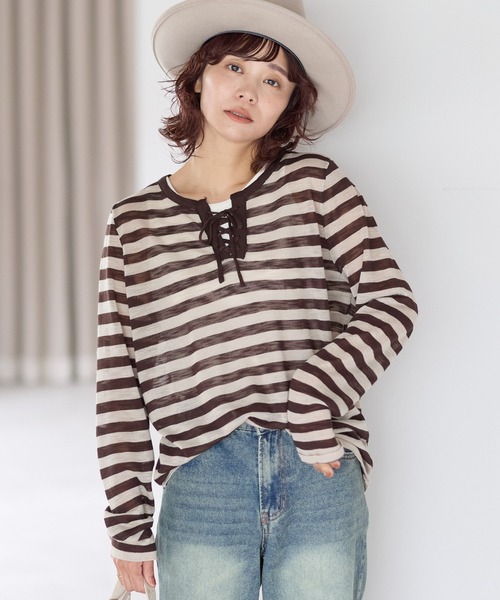 gossara（ゴサラ）の「【gossara いつものボーダーを新鮮に】レースアップシアーニットプルオーバー（Tシャツ/カットソー・レディース・グレー/ブラウン系その他・FREE）」の4枚目の写真