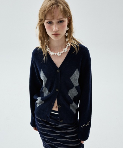 Mardi Mercredi（マルディメクルディ）の「CASHMERE BLEND CARDIGAN V NECK ARGYLE PUNCHING DETAIL / カシミヤ ブレンド カーディガン Vネック アーガイル パンチング ディテール（カーディガン/ボレロ・レディース・ピンク/ネイビー/グレー/チャコールグレー・FREE）」の4枚目の写真