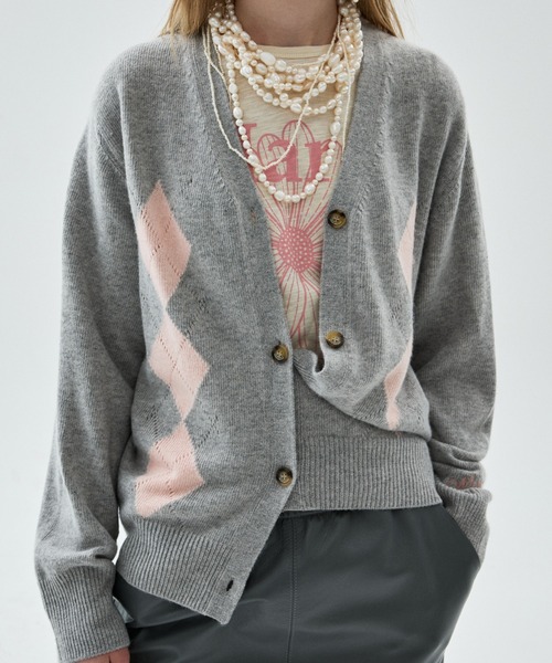 Mardi Mercredi（マルディメクルディ）の「CASHMERE BLEND CARDIGAN V NECK ARGYLE PUNCHING DETAIL / カシミヤ ブレンド カーディガン Vネック アーガイル パンチング ディテール（カーディガン/ボレロ・レディース・ピンク/ネイビー/グレー/チャコールグレー・FREE）」の3枚目の写真