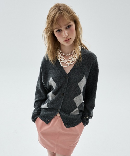 Mardi Mercredi（マルディメクルディ）の「CASHMERE BLEND CARDIGAN V NECK ARGYLE PUNCHING DETAIL / カシミヤ ブレンド カーディガン Vネック アーガイル パンチング ディテール（カーディガン/ボレロ・レディース・ピンク/ネイビー/グレー/チャコールグレー・FREE）」の2枚目の写真