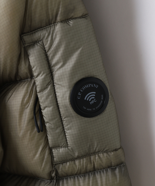 C.P. COMPANY(シーピーカンパニー)の「C.P.Company / シーピーカンパニー D.D. SHELL HOODED DOWN JACKET(ダウンジャケット/コート・メンズ・チャコールグレー/グレー・MEDIUM/LARGE)」の6枚目の写真