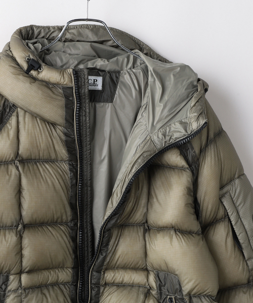 C.P. COMPANY(シーピーカンパニー)の「C.P.Company / シーピーカンパニー D.D. SHELL HOODED DOWN JACKET(ダウンジャケット/コート・メンズ・チャコールグレー/グレー・MEDIUM/LARGE)」の5枚目の写真