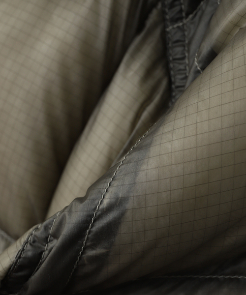 C.P. COMPANY(シーピーカンパニー)の「C.P.Company / シーピーカンパニー D.D. SHELL HOODED DOWN JACKET(ダウンジャケット/コート・メンズ・チャコールグレー/グレー・MEDIUM/LARGE)」の4枚目の写真