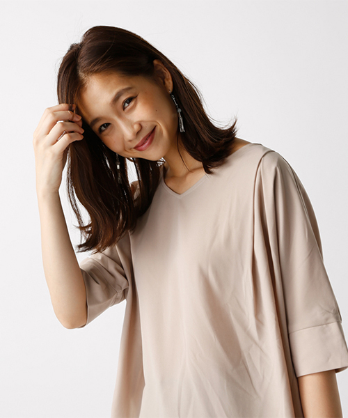 AZUL by moussy（アズールバイマウジー）の「フロントタックVネック七分袖ブラウス（シャツ/ブラウス・レディース・ブラック/ベージュ/オフホワイト・MEDIUM/SMALL）」の3枚目の写真