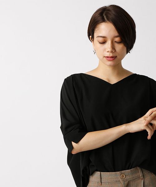 AZUL by moussy（アズールバイマウジー）の「フロントタックVネック七分袖ブラウス（シャツ/ブラウス・レディース・ブラック/ベージュ/オフホワイト・MEDIUM/SMALL）」の2枚目の写真