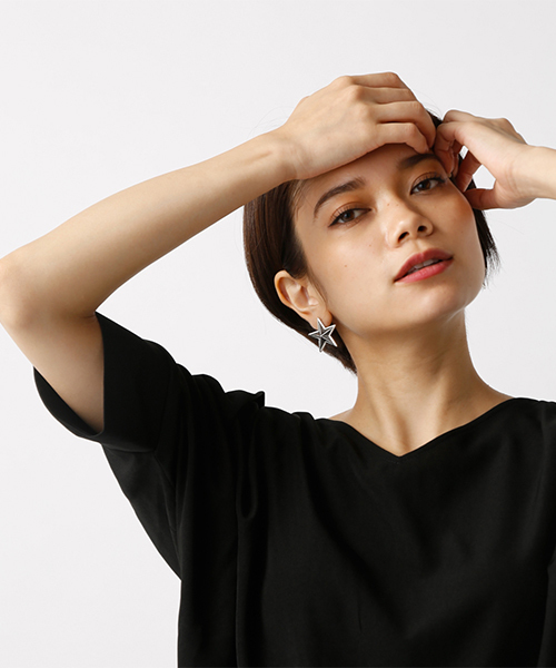 AZUL by moussy（アズールバイマウジー）の「フロントタックVネック七分袖ブラウス（シャツ/ブラウス・レディース・ブラック/ベージュ/オフホワイト・MEDIUM/SMALL）」の9枚目の写真