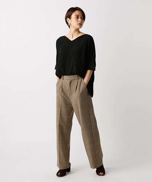 AZUL by moussy（アズールバイマウジー）の「フロントタックVネック七分袖ブラウス（シャツ/ブラウス・レディース・ブラック/ベージュ/オフホワイト・MEDIUM/SMALL）」の10枚目の写真